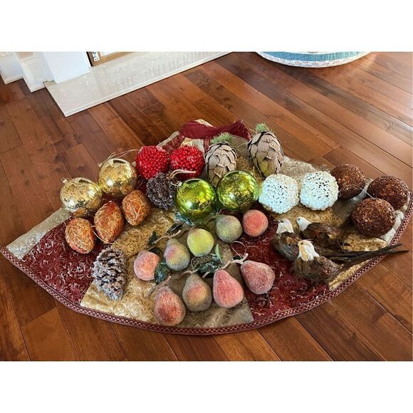 Rodeo Home gold and red tree skirt and lot of 30 boutique ornaments - Picture 3 of 12